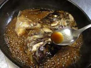 みりんをまわしかけたら鍋をかたむけ、スプーンであらに煮汁をかけて表面に照りをつける