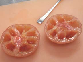 トマトは湯むきしスプーンの柄の部分を使い種をとのぞく