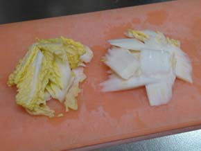白菜は硬い部分はそぎ切り、柔らかい部分は１口大に切る