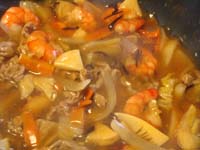 調味料を回しかける