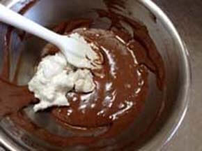 メレンゲをチョコの生地に3回に分けて混ぜ合わせる