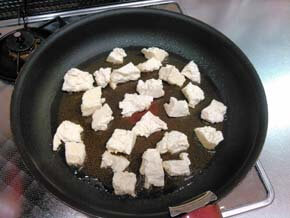 フライパンで木綿豆腐を炒める