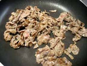フライパン(テフロン)を熱し、油をひかずに牛肉を炒める