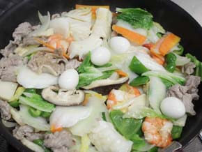 野菜類、干椎茸、うずら卵も入れて炒める