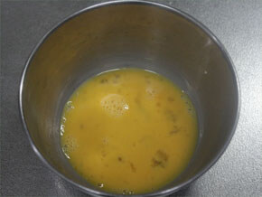 卵を溶き、塩・こしょうし水溶き片栗粉を加えて混ぜる