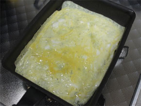 卵焼き器にサラダ油をしき、流し込んで薄く両面を焼く