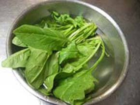 Wash spinach.