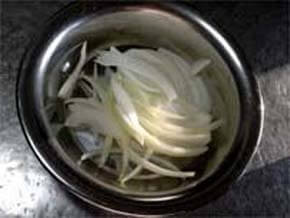 玉ねぎは薄切りにしておく