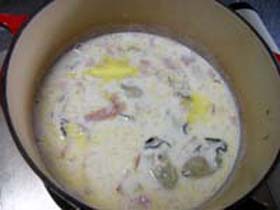牛乳を加えて、沸騰したら牡蠣を戻し塩・こしょうで味をととのえ仕上げにバターを入れる