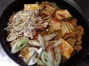 焼豆腐、えのき、生しいたけ、白ねぎ、粉唐辛子or豆板醤を加える
