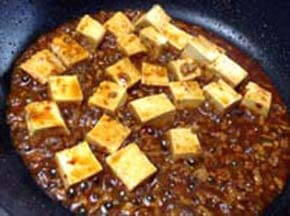 中華スープと豆腐を入れてひと煮立ちしたら、Ｂを入れ１分間煮る