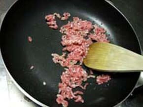 Heat salad oil in frying pan.Put ground pork and stir fry