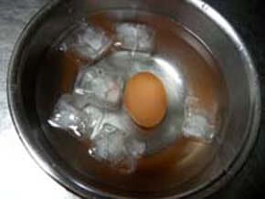 茹でた卵は水に取る