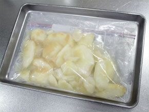 保存袋を冷凍庫で凍らせる