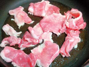 豚肉をほぐしながら炒める