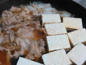 しらたき、木綿豆腐を煮る