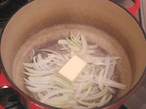 鍋にバター、玉ねぎを入れて火にかけ炒める