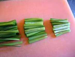 Cut nira(chinese chives) in 3cm width