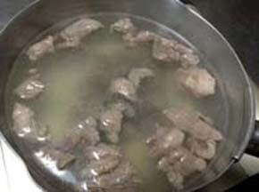 牛すじは熱湯で2、3分ほど煮る