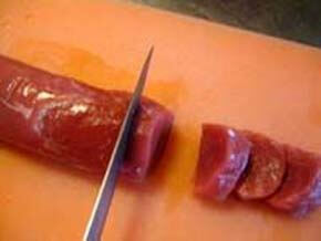 ポークフィレ肉を１ｃｍ厚ぐらいに切る