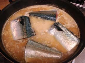 煮汁が煮立ったら、鯖を重ならないように皮目を上にして入れる