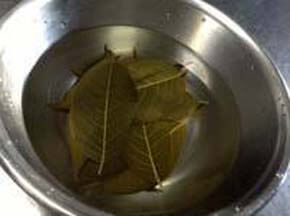 水に30分ほど浸け塩抜きをする