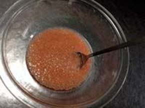 耐熱ボウルに道明寺粉、砂糖、水、食紅を入れてさっと混ぜる