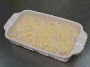 再び、グラタン皿に流し込みパン粉、パルメザンチーズをふる
