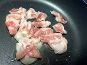 フライパンにサラダ油を加え豚肉を炒めて火を通す