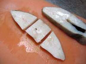 白身魚は、適度な大きさに切る