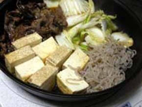 白菜の葉のほう、糸こんにゃく、焼き豆腐も入れる