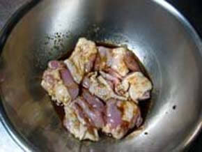 鶏もも肉を漬け汁に15~30分ぐらい漬けておく