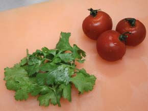 プチトマトは水洗いし、香菜は葉の部分を用意する