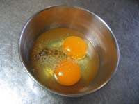 卵を一人前２個割り、薄口しょうゆ、砂糖、塩・こしょうを入れて混ぜる