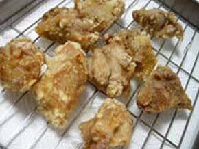 鶏もも肉を160℃ぐらいで揚げる