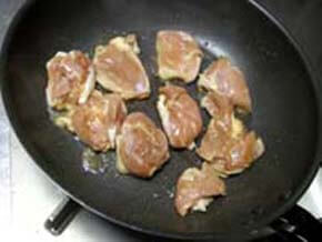 フライパンにサラダ油を入れ、鶏もも肉を炒める