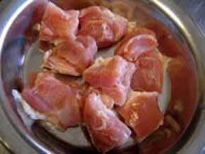 鶏もも肉は1.5cm角にカット