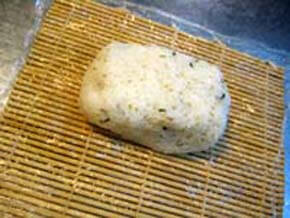 すし飯をのせて包んであるラップを広げる