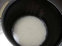 米を洗い炊飯器に入れ、昆布水を注ぎ炊く
