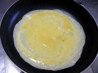 フライパンに油をしき、卵を流し入れ両面を焼く