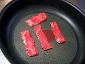 牛肉を炒める
