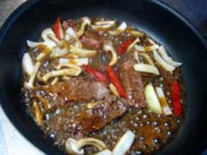 焼肉のたれをかけ全体になじます