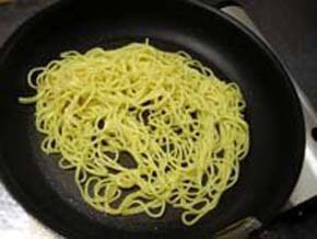 中華麺を炒める