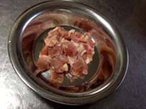 鶏もも肉は1cm角に切る
